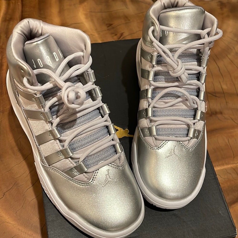 Nike Air Jordan Max Aura SE (GS) Silver size 4y